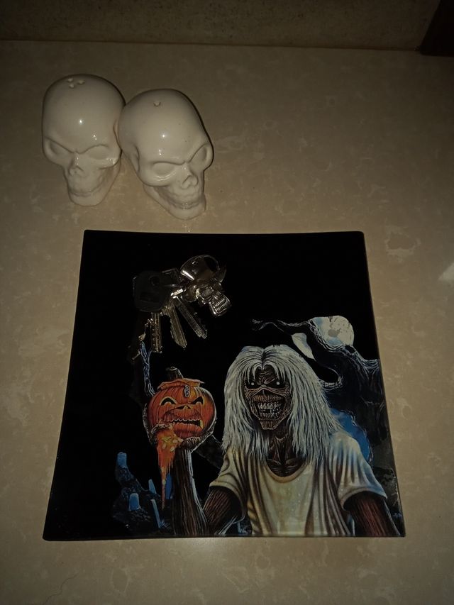 Bandeja. Vacía bolsillos. Iron Maiden.