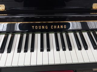 Piano pared. Marca Young Chang