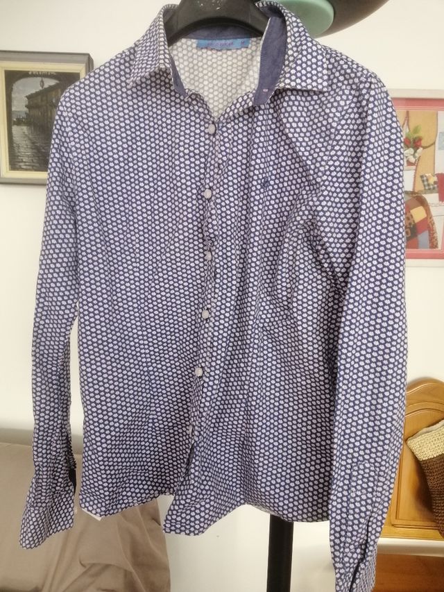 Camisa azul de flores de Paco Rogel