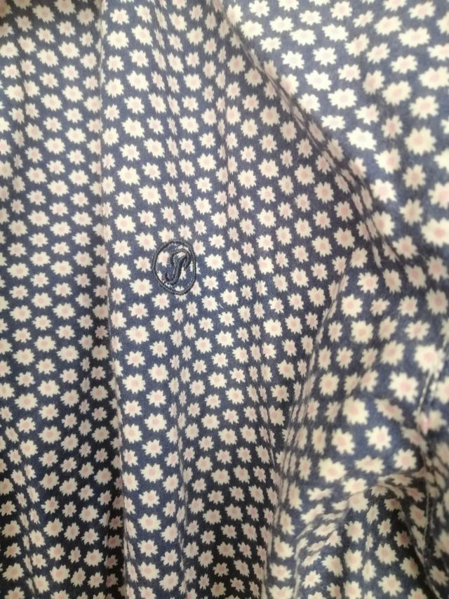 Camisa azul de flores de Paco Rogel