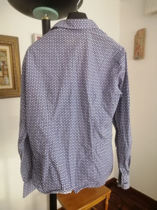 Camisa azul de flores de Paco Rogel