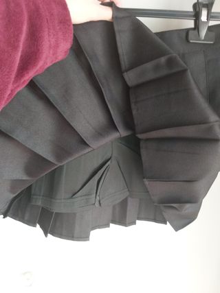 Falda plisada / tenis negra