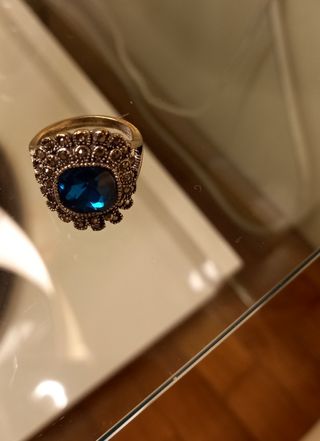 Anillo plateado con cristal azul