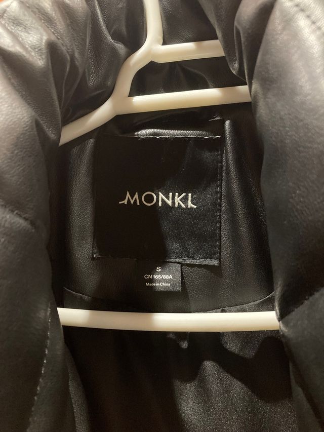 Abrigo negro de Monki