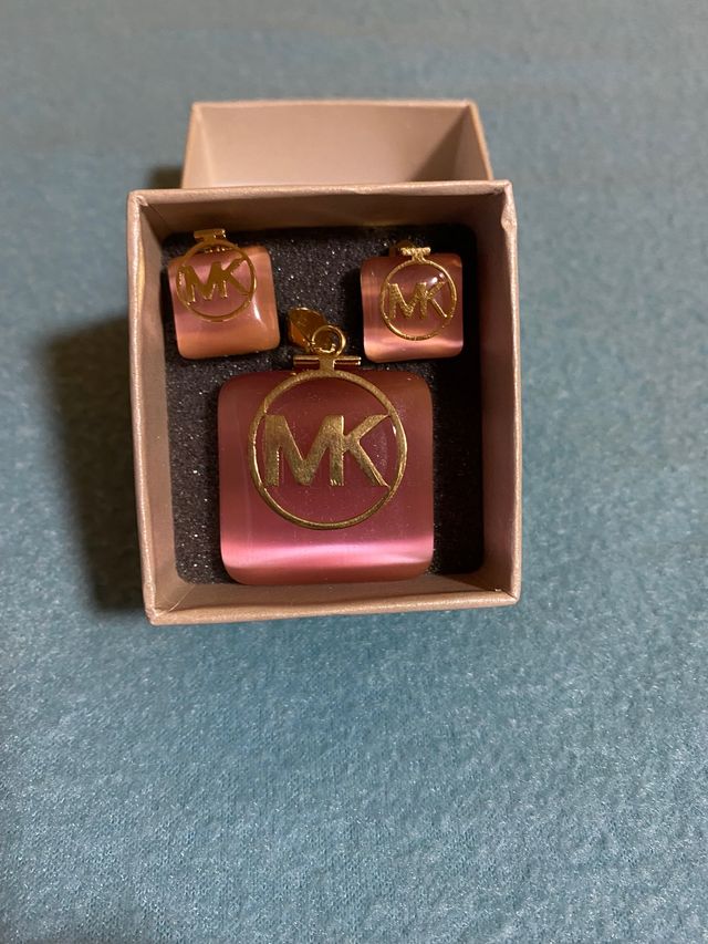 Conjunto colgante y pendientes color rosa