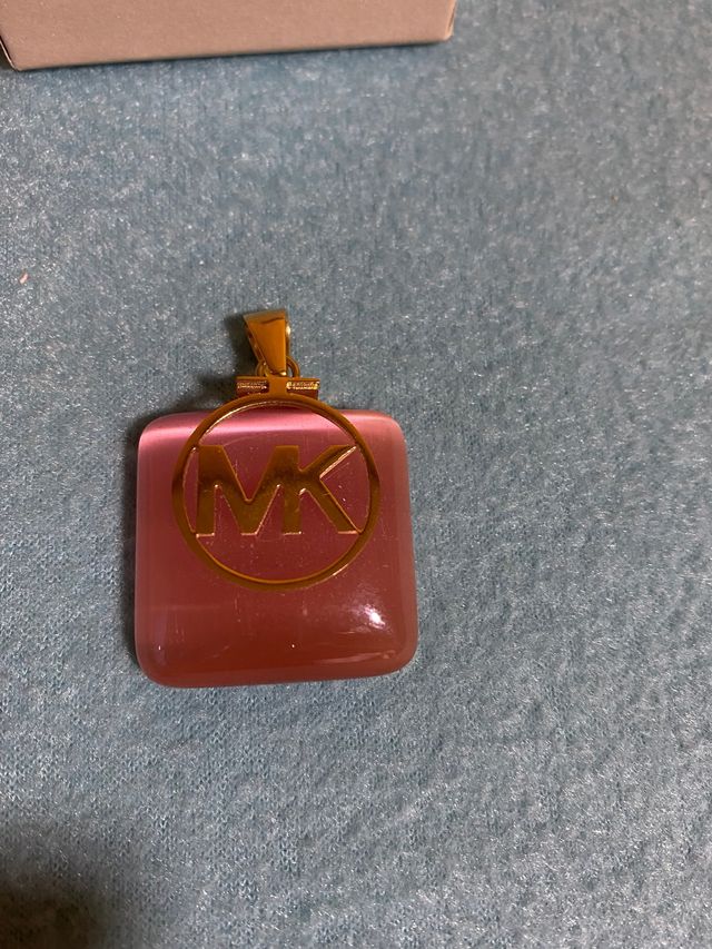 Conjunto colgante y pendientes color rosa