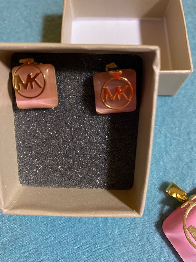 Conjunto colgante y pendientes color rosa