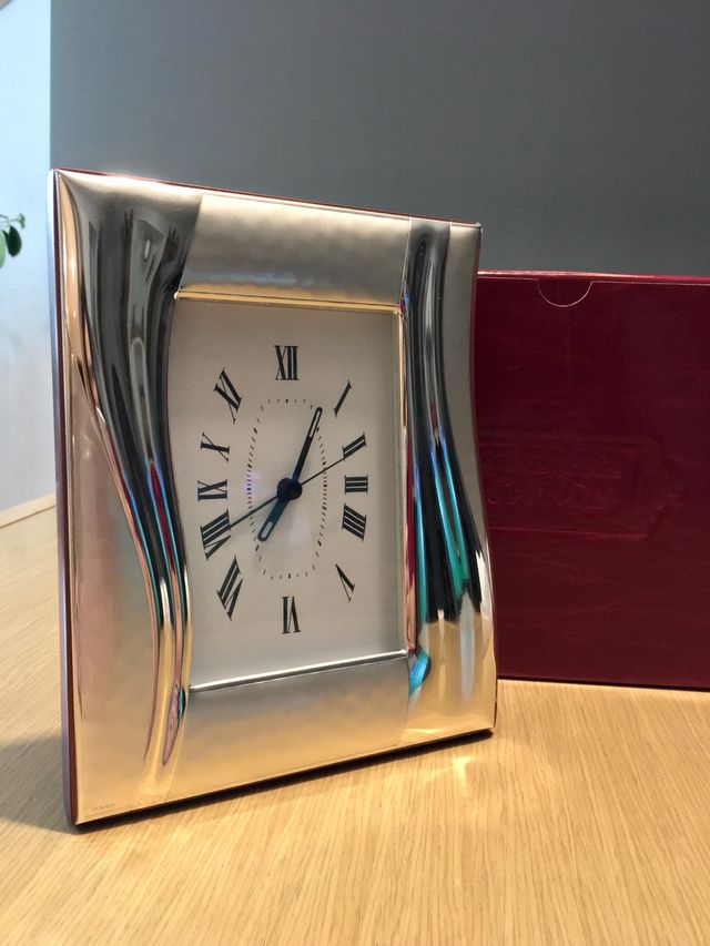 Reloj de sobremesa de plata