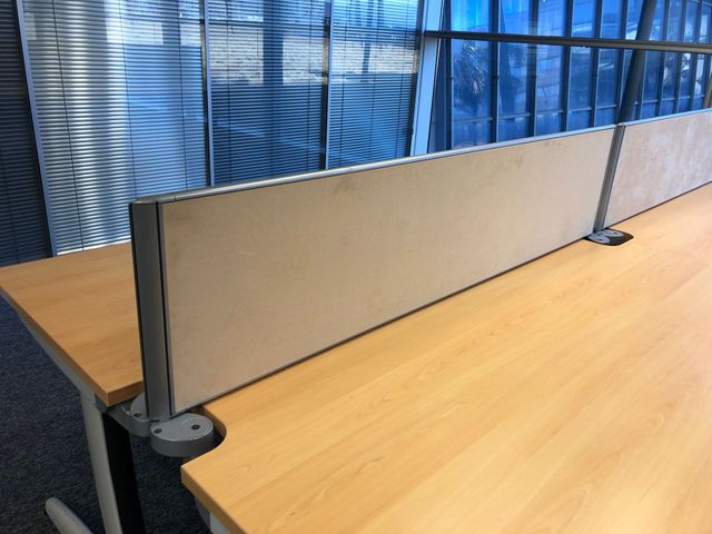 MESA DE OFICINA COWORKING STEELCASE CON MAMPARAS