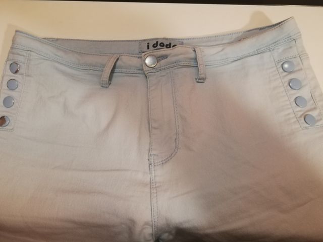 Pantalón azul con botones.