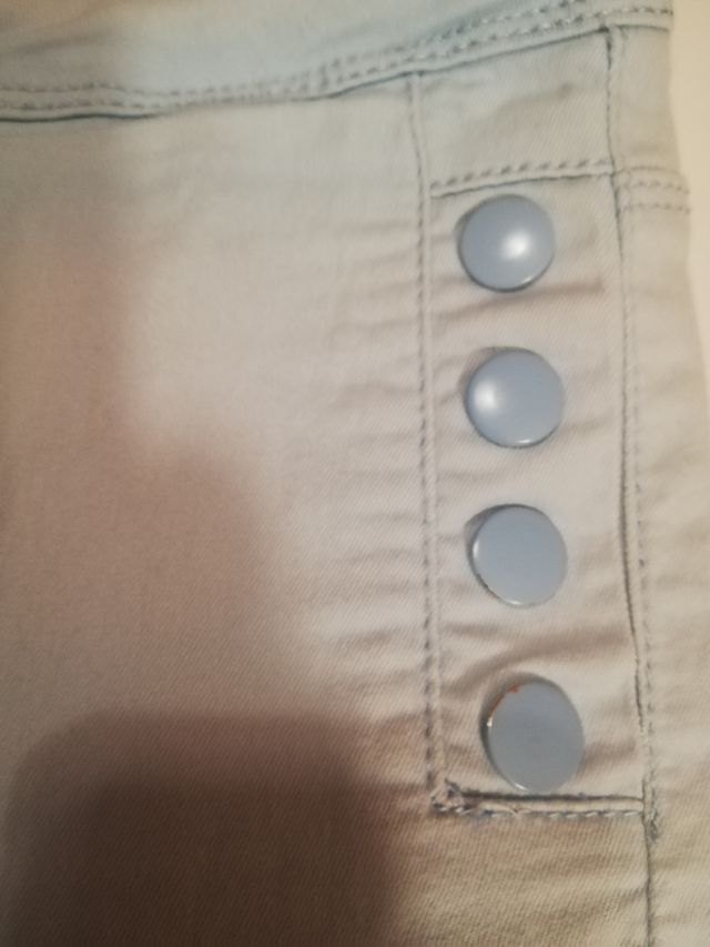 Pantalón azul con botones.