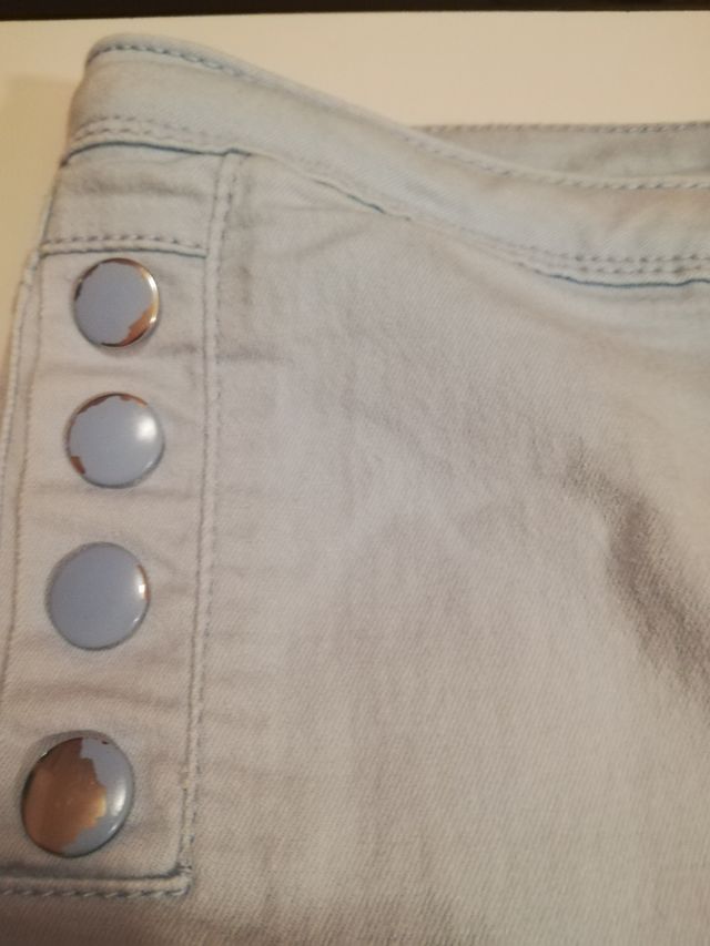 Pantalón azul con botones.