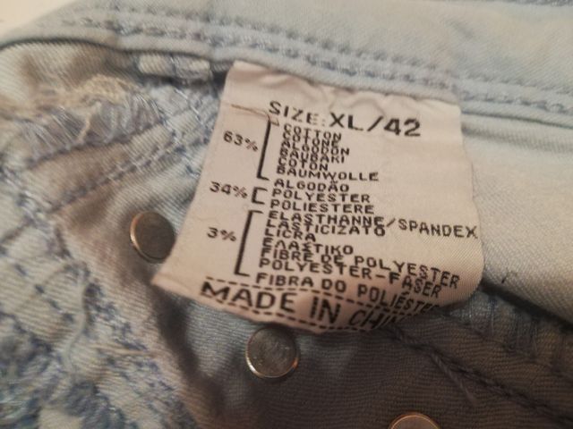 Pantalón azul con botones.