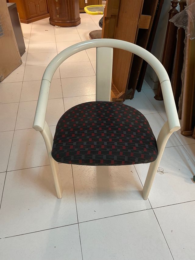 Silla lacada en blanco , vintage