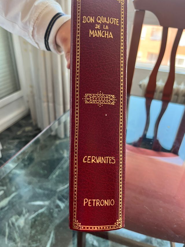 Libro Don Quijote de la Mancha, editorial Petronio
