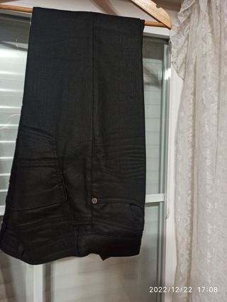 Pantalón .se puede enconjuntar con chaqueta de cue