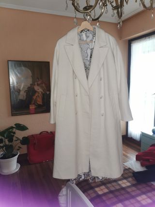 URGE !!ABRIGO OVERSIZE BLANCO TALLA 40