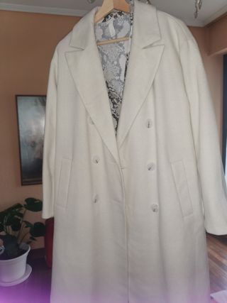 URGE !!ABRIGO OVERSIZE BLANCO TALLA 40