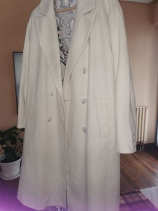 URGE !!ABRIGO OVERSIZE BLANCO TALLA 40