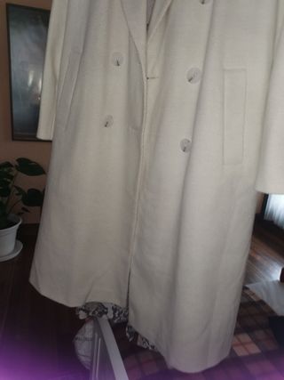 URGE !!ABRIGO OVERSIZE BLANCO TALLA 40