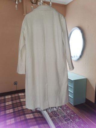 URGE !!ABRIGO OVERSIZE BLANCO TALLA 40