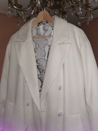 URGE !!ABRIGO OVERSIZE BLANCO TALLA 40