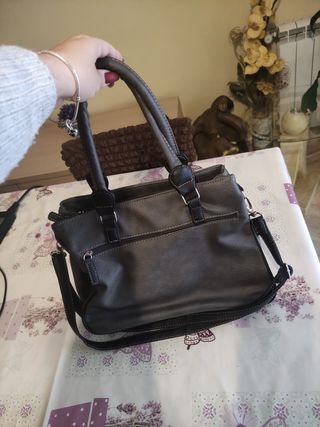 bolso mediano al tacto cuero en tonos tierra 