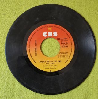 Disco vinilo Leonard Cohen - Greatest Hits y otro.