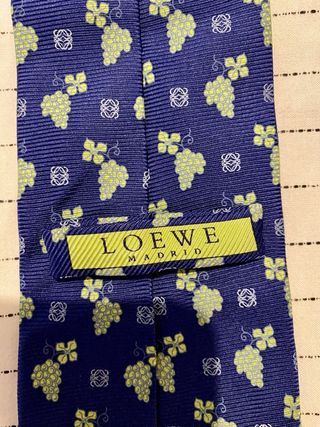 CORBATA MARCA LOEWE COLECCIÓN FRUTOS.