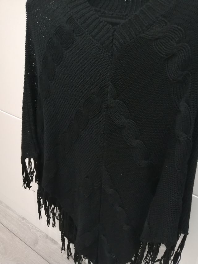 Poncho negro mujer