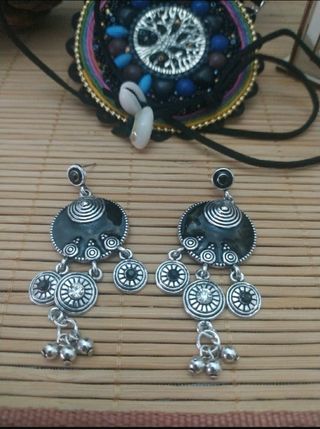 Pendientes largos negros.