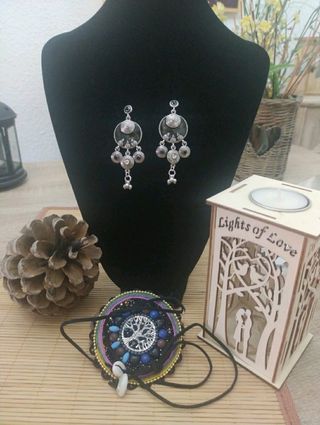 Pendientes largos negros.