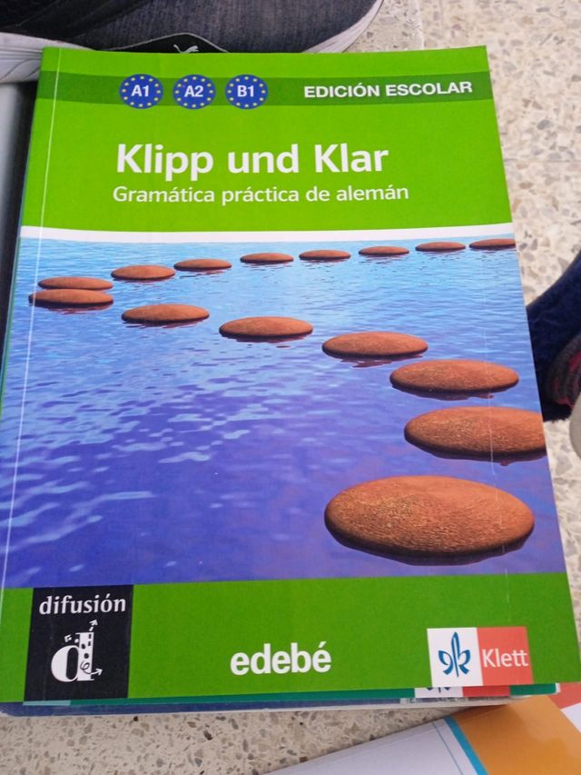 Libro de alemán con otro libro con sus soluciones