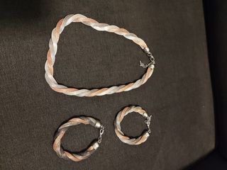 Conjunto de gargantilla y pulseras trenzadas.