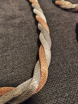 Conjunto de gargantilla y pulseras trenzadas.