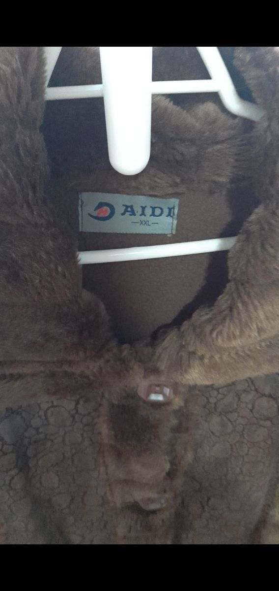 chaqueta larga de pelo, color marrón