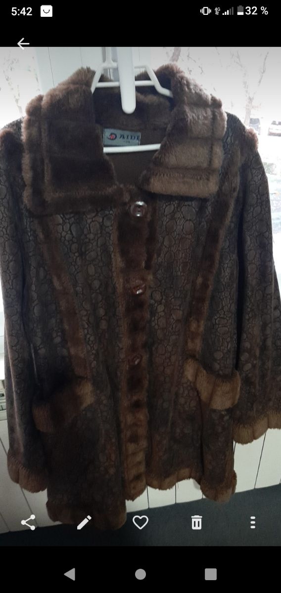 chaqueta larga de pelo, color marrón