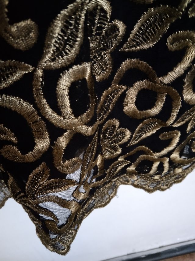 vestido bordado en dorado