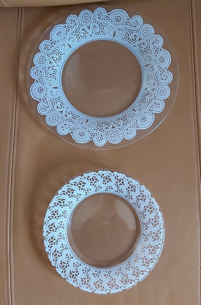 Platos cristal con blonda  blanca impresa