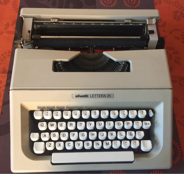 Máquina de escribir (Olivetti Lettera 25)