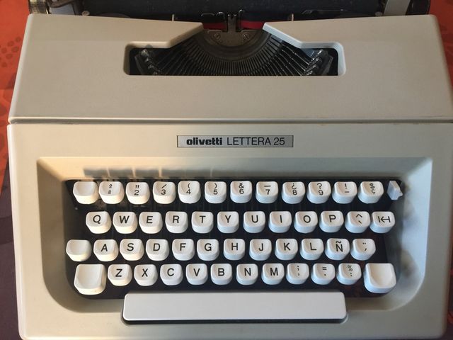 Máquina de escribir (Olivetti Lettera 25)