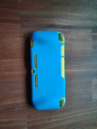 Nintendo Switch Lite giallo, copertina e FIFA 22 