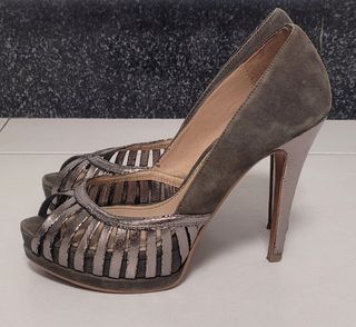 preciosos zapatos de ante gris y charol envejecido