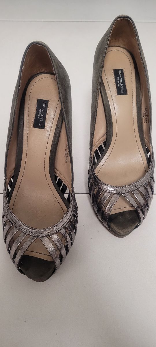 preciosos zapatos de ante gris y charol envejecido