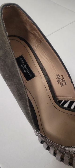 preciosos zapatos de ante gris y charol envejecido