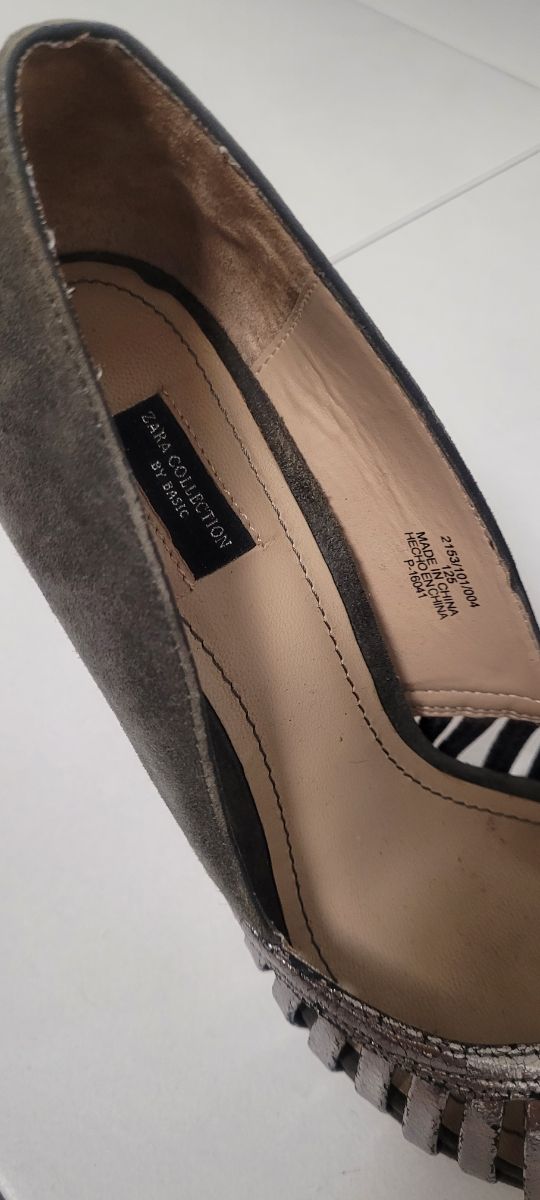 preciosos zapatos de ante gris y charol envejecido