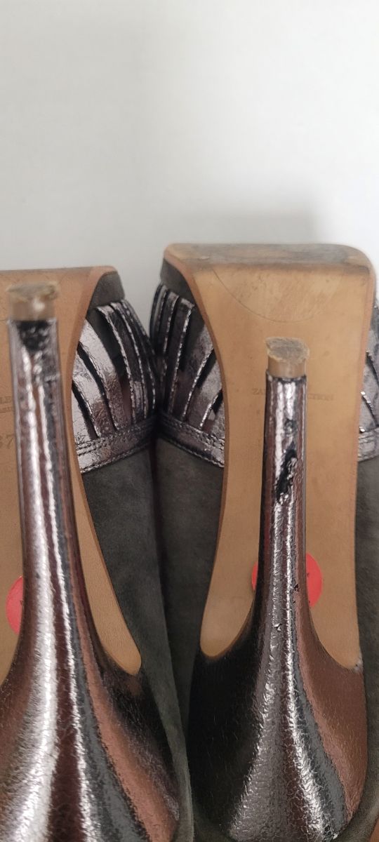 preciosos zapatos de ante gris y charol envejecido