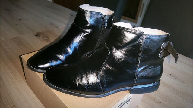 Botines de piel natural niña marca Zara. Talla 35