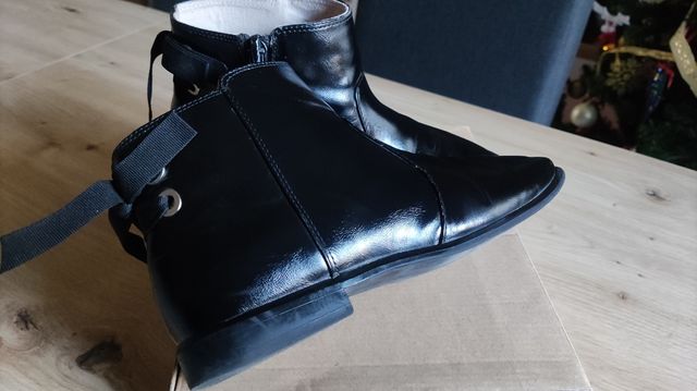 Botines de piel natural niña marca Zara. Talla 35