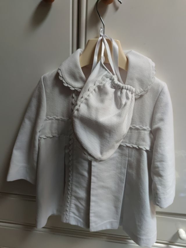 Precioso abrigo blanco y capotita de pique